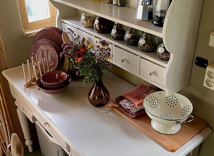 Gezellige binnenruimte van Vakantiehuisje in Wesepe, Salland, Overijssel met comfortabele zithoek en sfeervolle inrichting.