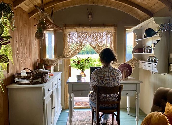 Gezellig vakantiehuisje in Wesepe, Salland met houten veranda, omgeven door natuur in Overijssel, perfect voor een ontspannen verblijf.