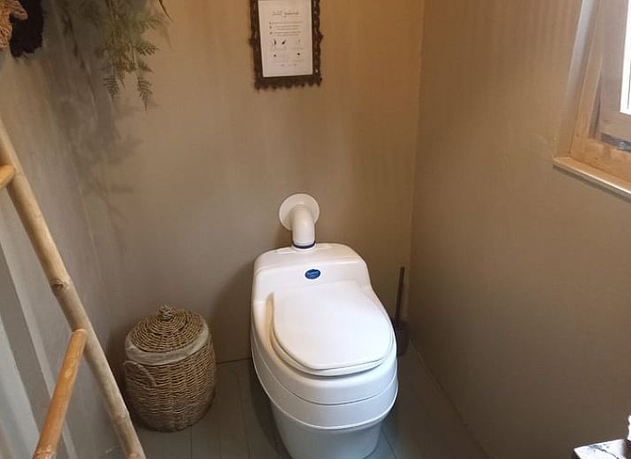 Gezellig vakantiehuisje in Wesepe, Salland met houten veranda, omgeven door natuur in Overijssel, perfect voor een ontspannen verblijf.