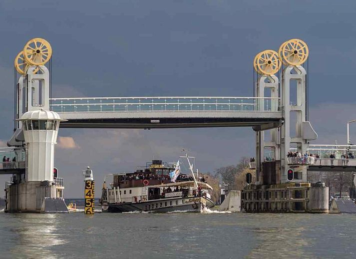 Spacious bedroom in vacation home OV114, Kamperveen, overlooking the nature of Overijssel