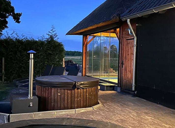 Enjoy the luxurious hot tub at Huisje in Hasselt, vacation home in Salland, Overijssel.