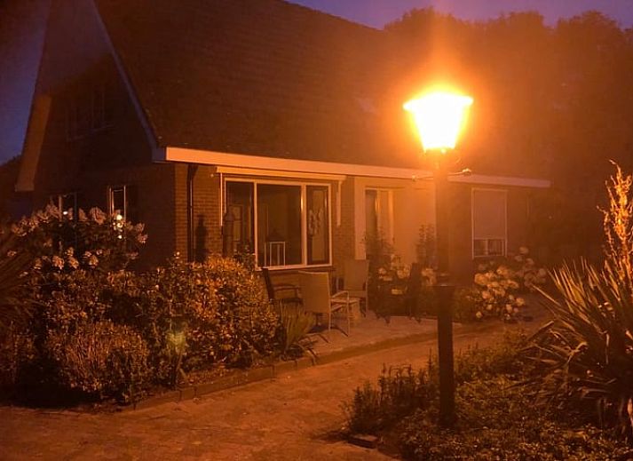 Uitgestrekte groene tuin bij Huisje in Lettele, vakantieaccommodatie in Overijssel.