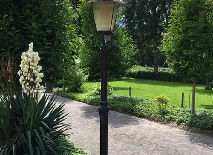 Zonnig terras bij Huisje in Lettele, vakantiehuis in Lettele, Overijssel.