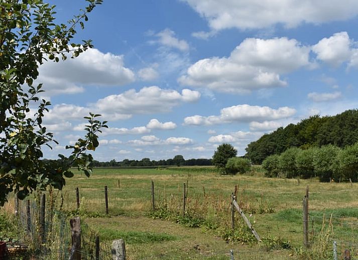 Luchtfoto van Huisje in Lettele, vakantieaccommodatie in Salland, omgeven door natuur en speelruimte.