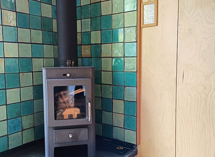 Rustikales Ferienhaus in Lettele, Salland, Overijssel mit Holzfassade und gruener Umgebung.