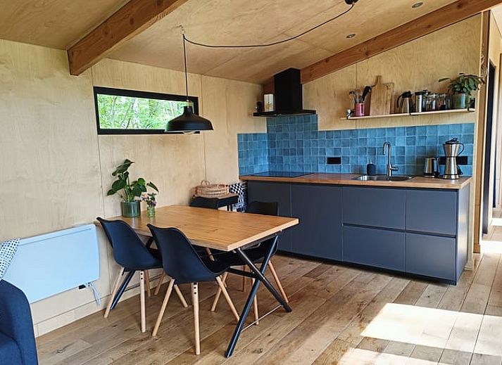 Rustikales Ferienhaus in Lettele, Salland, Overijssel mit Holzfassade und gruener Umgebung.