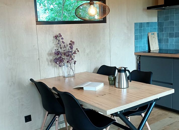 Rustikales Ferienhaus in Lettele, Salland, Overijssel mit Holzfassade und gruener Umgebung.