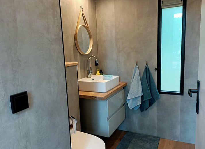 Holzofen im Inneren des Ferienhauses in Lettele, Salland, Overijssel fuer gemuetliche Abende.