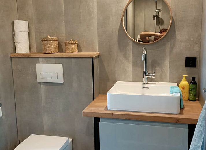 Holzofen im Inneren des Ferienhauses in Lettele, Salland, Overijssel fuer gemuetliche Abende.