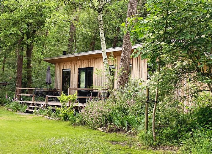 Moderne Kueche im Ferienhaus in Lettele, Salland, Overijssel mit Holz und blauen Akzenten.