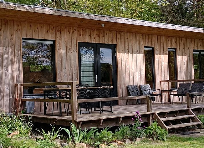 Moderne Kueche im Ferienhaus in Lettele, Salland, Overijssel mit Holz und blauen Akzenten.