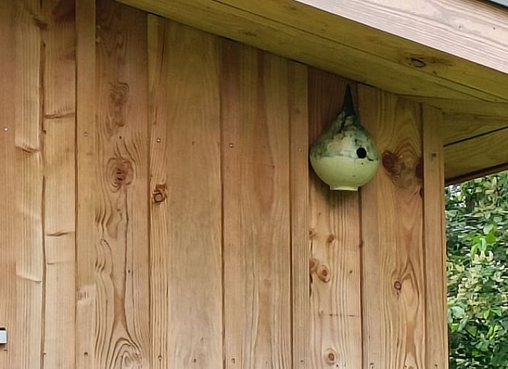 Moderne Kueche im Ferienhaus in Lettele, Salland, Overijssel mit Holz und blauen Akzenten.