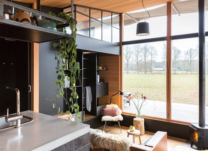 Binnenruimte van Vakantiehuis in Lettele met uitzicht op groene velden, Salland, Overijssel.