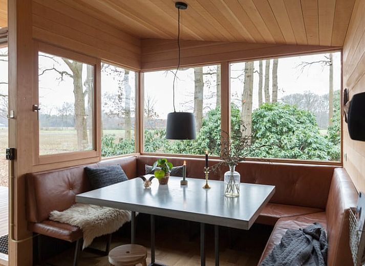 Binnenruimte van Vakantiehuis in Lettele met uitzicht op groene velden, Salland, Overijssel.