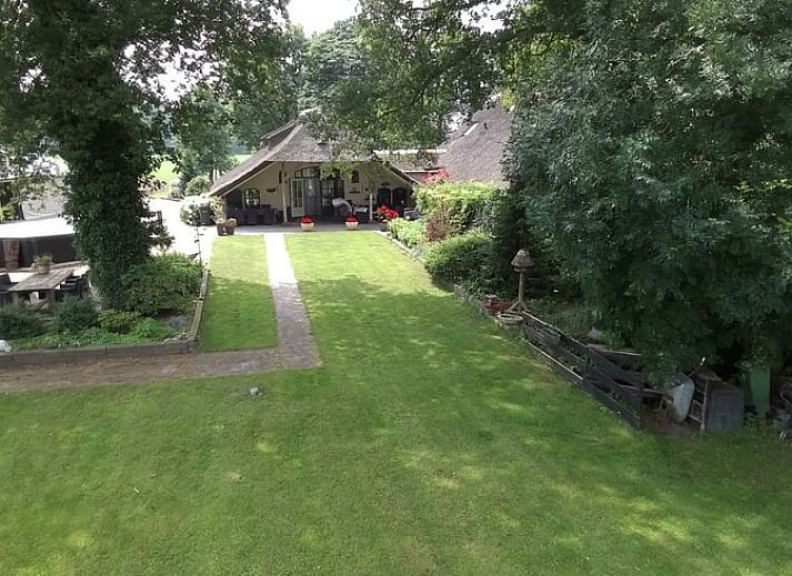 Zwembad in de tuin van Vakantiehuis in Nieuw Heeten, Salland, Overijssel.