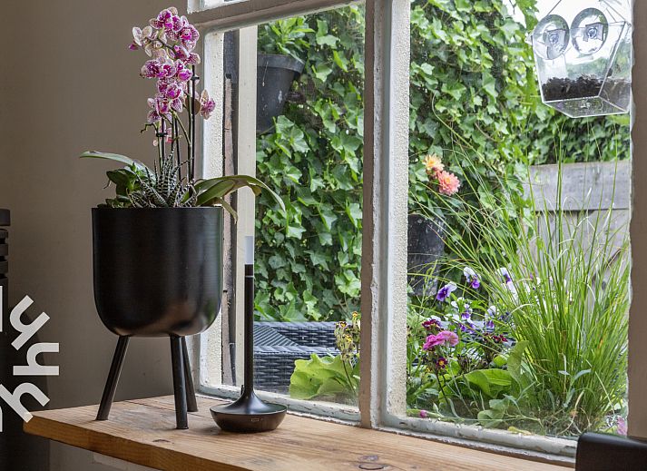 Gemuetliches Wohnzimmer im Ferienhaus OV472, Nieuw-Heeten, mit Holzofen und bunter Dekoration.