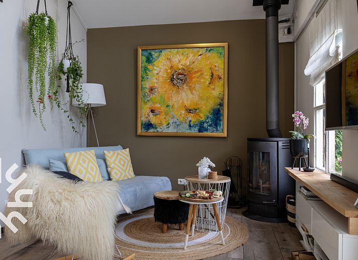 Blick vom Ferienhaus OV472 in Nieuw-Heeten, Overijssel mit bluehendem Garten.