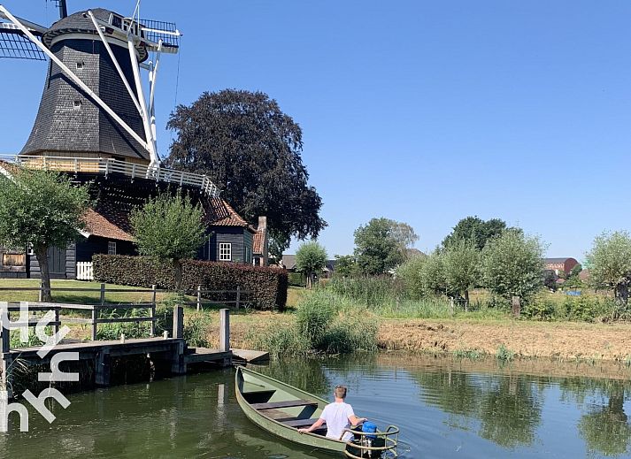 Blick vom Ferienhaus OV472 in Nieuw-Heeten, Overijssel mit bluehendem Garten.