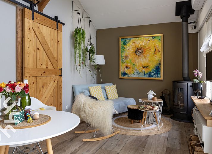 Geraeumige Terrasse mit Sitzgelegenheit im Ferienhaus OV472 in Nieuw-Heeten, Overijssel.