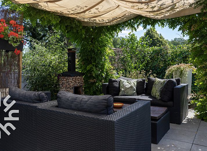 Stilvolles Interieur des Ferienhauses OV599 in Nieuw-Heeten, Salland, Overijssel mit modernen Moebeln und Kunst an der Wand.