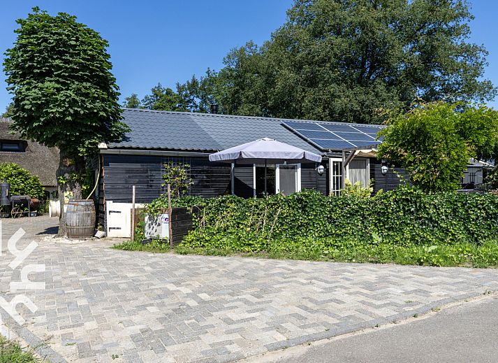Stilvolles Interieur des Ferienhauses OV599 in Nieuw-Heeten, Salland, Overijssel mit modernen Moebeln und Kunst an der Wand.