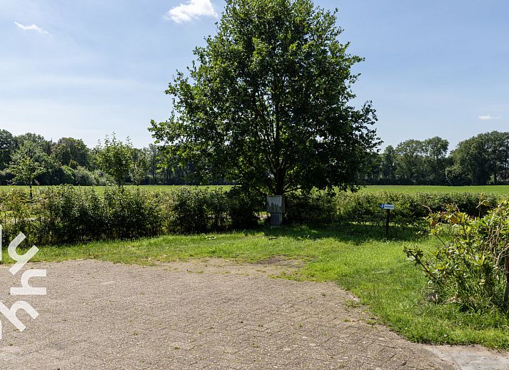 Stilvolles Interieur des Ferienhauses OV599 in Nieuw-Heeten, Salland, Overijssel mit modernen Moebeln und Kunst an der Wand.
