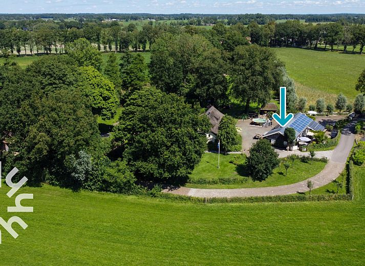 Stilvolles Interieur des Ferienhauses OV599 in Nieuw-Heeten, Salland, Overijssel mit modernen Moebeln und Kunst an der Wand.