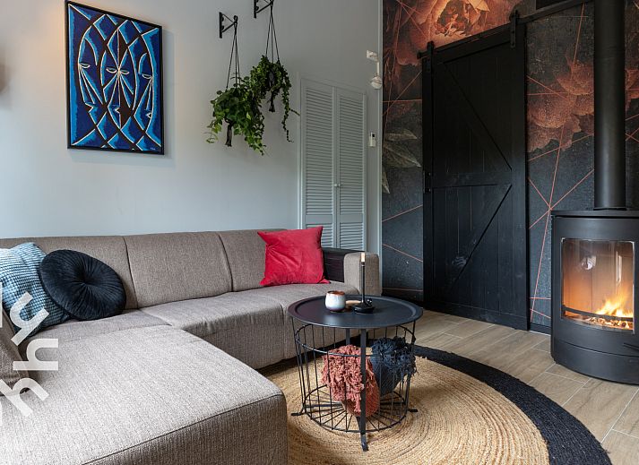 Luftaufnahme des Ferienhauses OV599 in Nieuw-Heeten, Salland, Overijssel, umgeben von gruener Natur und Sonnenkollektoren.