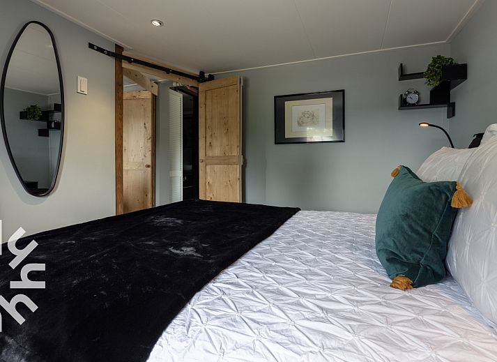 Luftaufnahme des Ferienhauses OV599 in Nieuw-Heeten, Salland, Overijssel, umgeben von gruener Natur und Sonnenkollektoren.