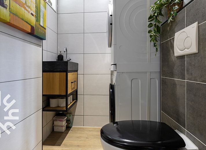 Luftaufnahme des Ferienhauses OV599 in Nieuw-Heeten, Salland, Overijssel, umgeben von gruener Natur und Sonnenkollektoren.