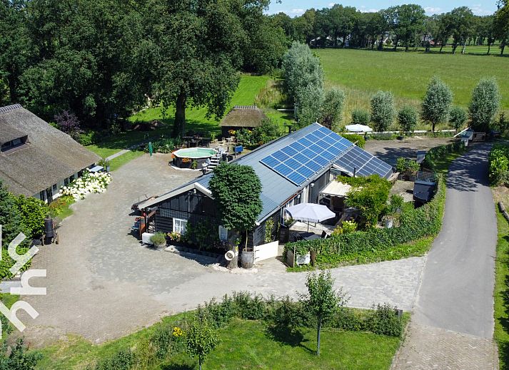 Gemuetliche Leseecke im Ferienhaus OV599 in Nieuw-Heeten, Salland, Overijssel mit Buecherregalen und Pflanzen.