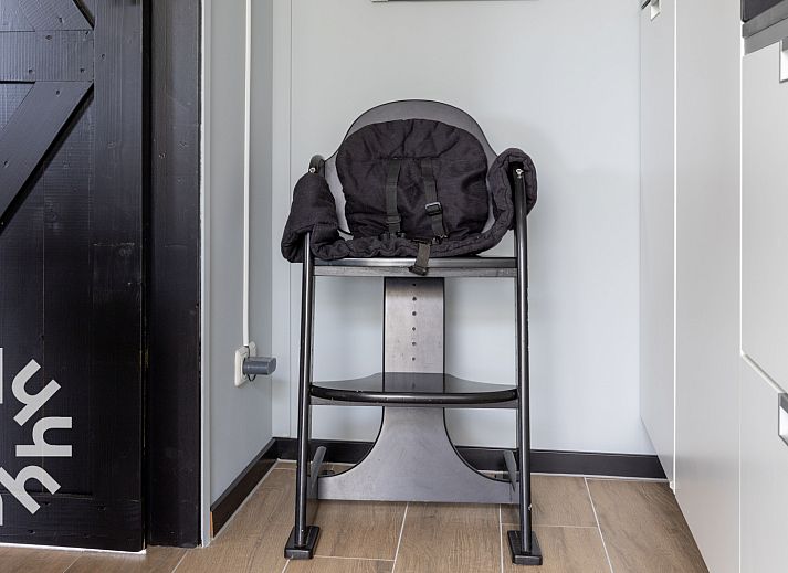 Gemuetliche Leseecke im Ferienhaus OV599 in Nieuw-Heeten, Salland, Overijssel mit Buecherregalen und Pflanzen.