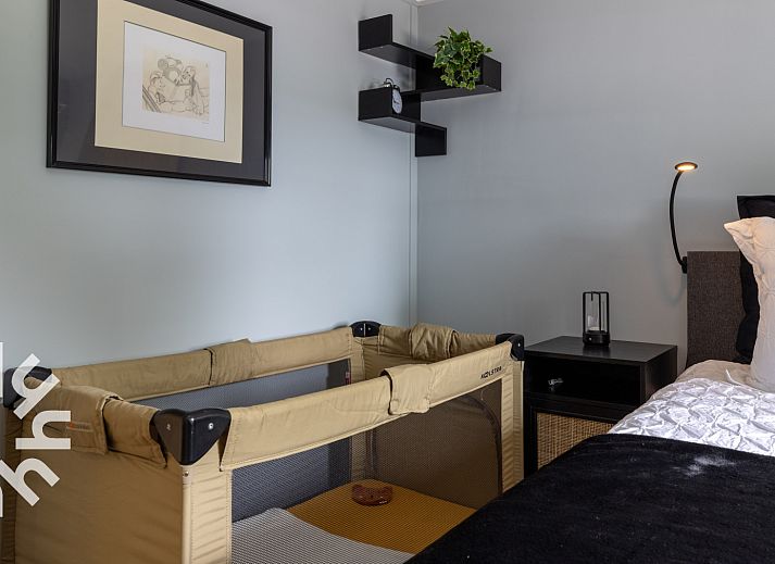 Moderne Kueche im Ferienhaus OV599 in Nieuw-Heeten, Salland, Overijssel mit schwarzen Fliesen und Gartenblick.