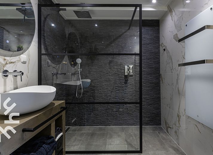 Moderne Kueche im Ferienhaus OV599 in Nieuw-Heeten, Salland, Overijssel mit schwarzen Fliesen und Gartenblick.