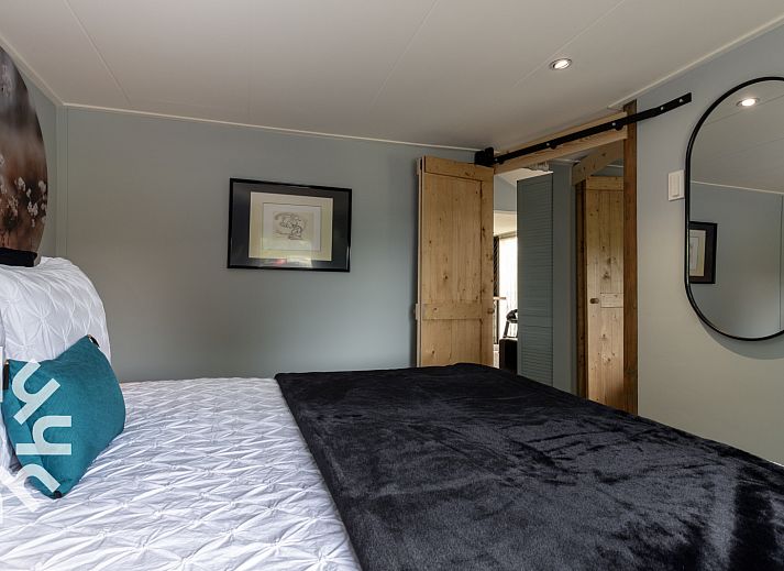 Moderne Kueche im Ferienhaus OV599 in Nieuw-Heeten, Salland, Overijssel mit schwarzen Fliesen und Gartenblick.