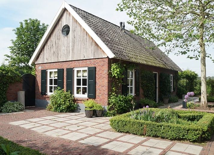 Charmantes Ferienhaus in Nieuw Heeten mit Reetdach, umgeben von bluehenden Gaerten in Salland, Overijssel.
