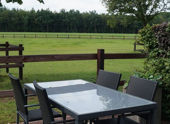 Klassisches Ferienhaus in Nieuw Heeten mit Backsteinfassade und gruenem Garten im Herzen von Salland, Overijssel.