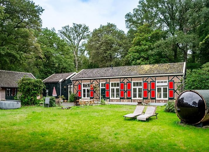 Vakantiehuis in Diepenveen met ruime tuin en ligstoelen, omgeven door Sallandse natuur in Overijssel.