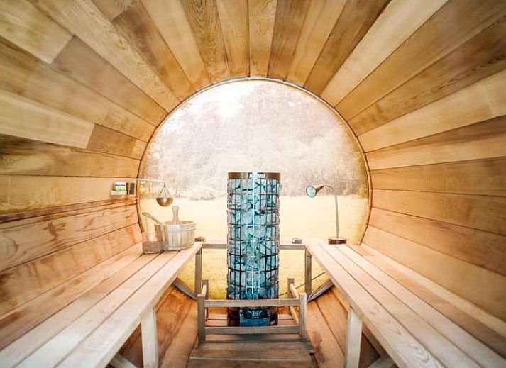 Vakantiehuis in Diepenveen met ruime tuin en ligstoelen, omgeven door Sallandse natuur in Overijssel.