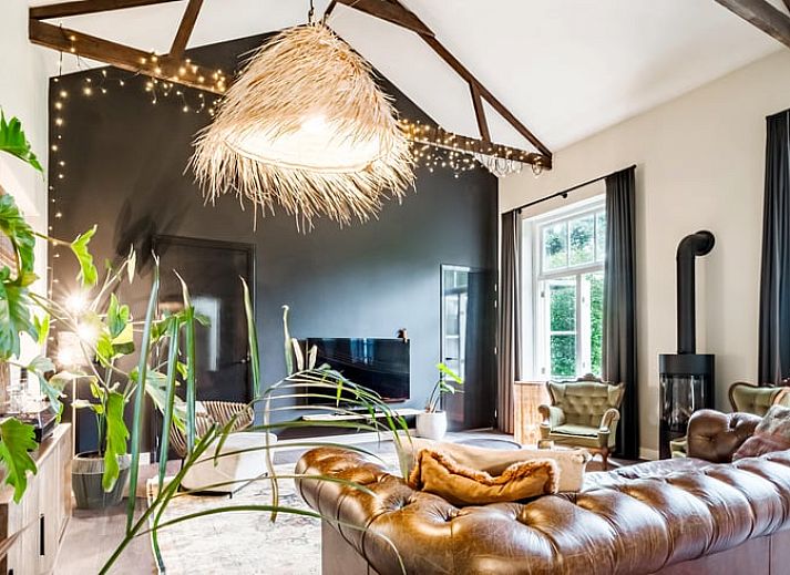 Vakantiehuis in Diepenveen met ruime tuin en ligstoelen, omgeven door Sallandse natuur in Overijssel.