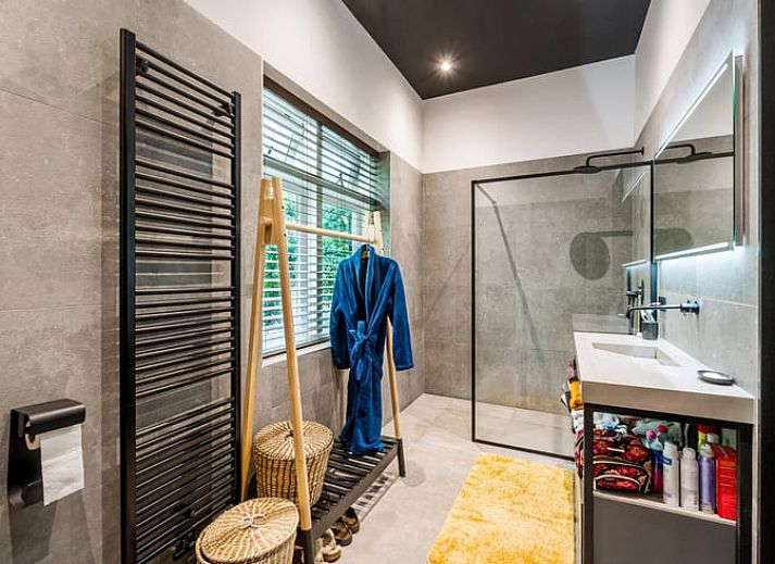 Unieke sauna-ervaring in Vakantiehuis in Diepenveen, met houten interieur en uitzicht op de natuur van Salland.