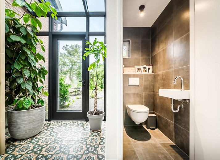 Unieke sauna-ervaring in Vakantiehuis in Diepenveen, met houten interieur en uitzicht op de natuur van Salland.