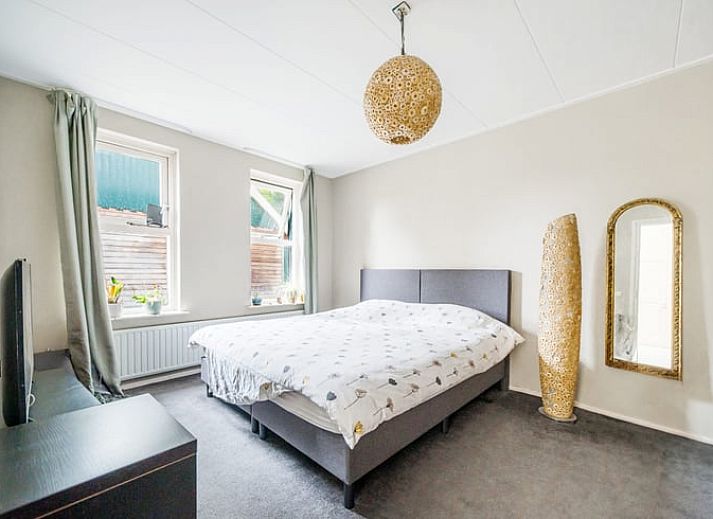 Gezellige binnenruimte in Vakantiehuis in Diepenveen, met sfeervolle verlichting en comfortabele zitplaatsen.