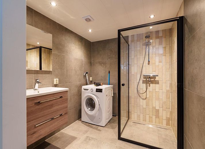 Gezellig terras bij vakantiehuis Reggezicht in Marle, Salland, Overijssel, omringd door groene natuur.