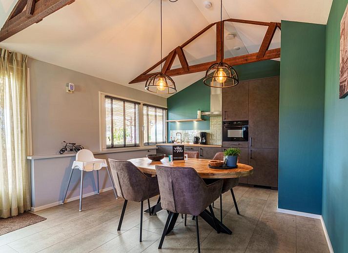 Moderne keuken en eetruimte in vakantiehuis Reggezicht, Marle, Salland, Overijssel met sfeervolle verlichting.