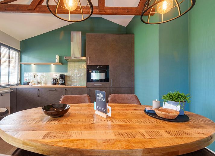 Moderne keuken en eetruimte in vakantiehuis Reggezicht, Marle, Salland, Overijssel met sfeervolle verlichting.