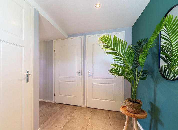 Moderne keuken en eetruimte in vakantiehuis Reggezicht, Marle, Salland, Overijssel met sfeervolle verlichting.