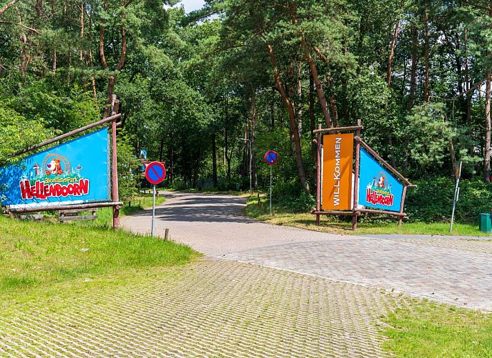 Lichte slaapkamer met dakraam in vakantiehuis Reggezicht, Marle, Salland, Overijssel, met uitzicht op natuur.