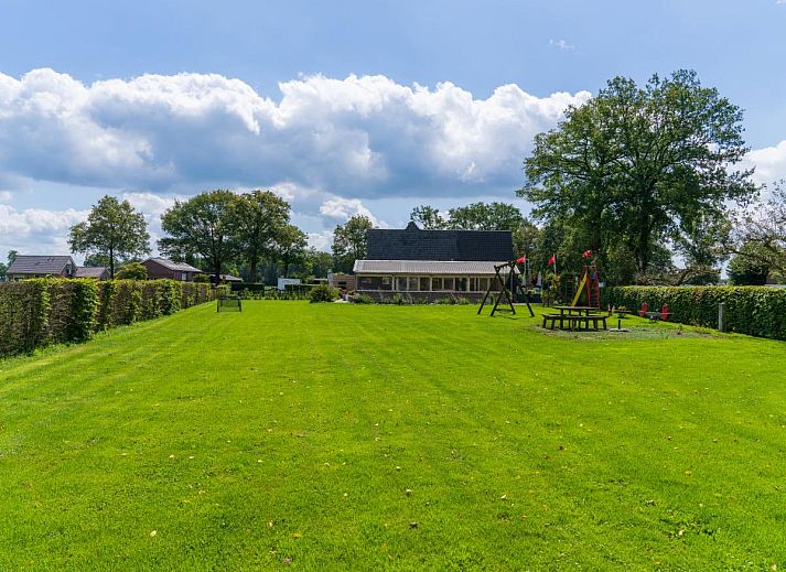 Lichte slaapkamer met dakraam in vakantiehuis Reggezicht, Marle, Salland, Overijssel, met uitzicht op natuur.