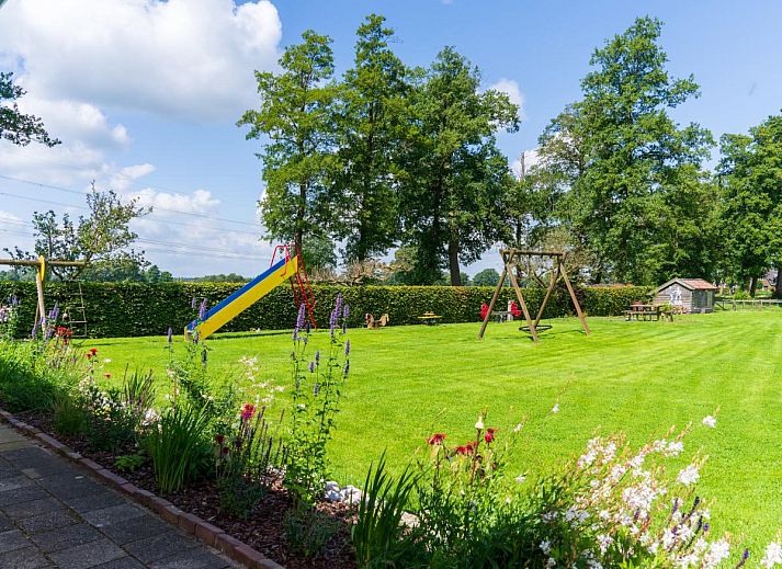 Stijlvolle badkamer met inloopdouche in vakantiehuis Reggezicht, Marle, Salland, Overijssel, inclusief wasmachine.